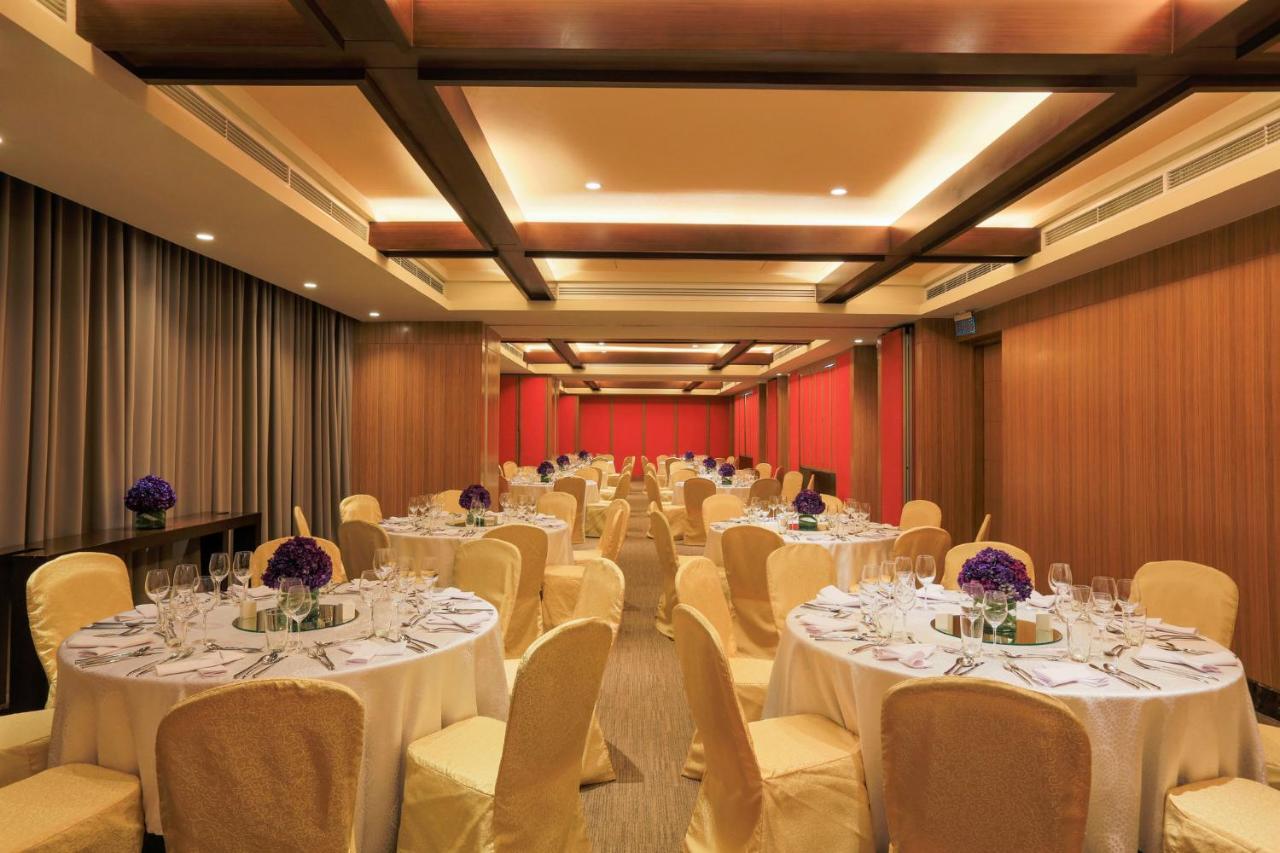 Holiday Inn & Suites Makati, An Ihg Hotel Makati City Exteriör bild