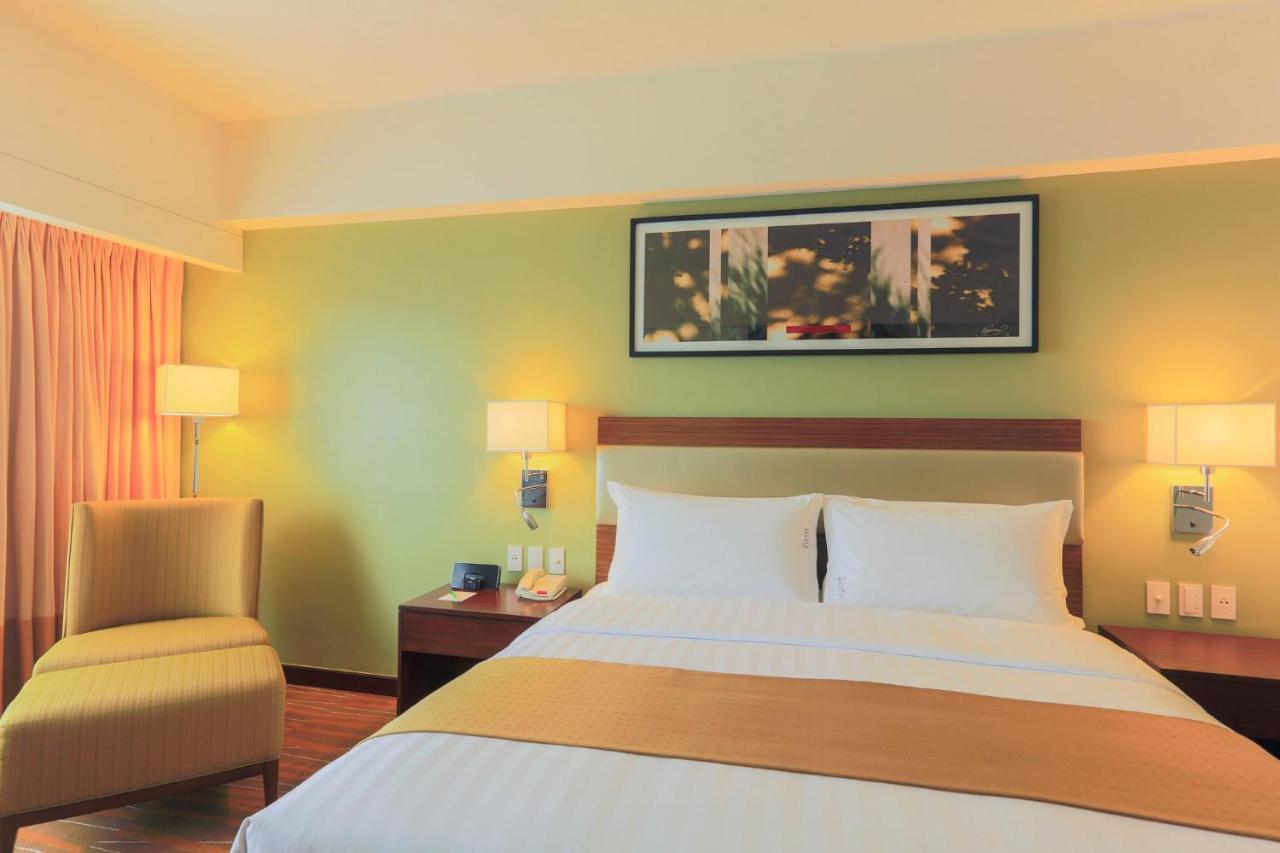 Holiday Inn & Suites Makati, An Ihg Hotel Makati City Exteriör bild